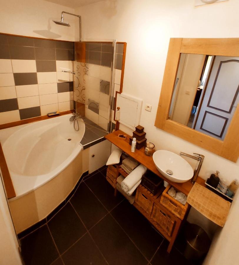 Appartement entier 70m² avec Balcon et Parking en Résidence Fermée Saint-Priest  Exterior foto